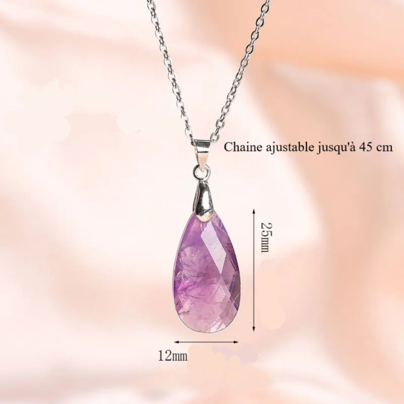 Un collier avec une pierre violette