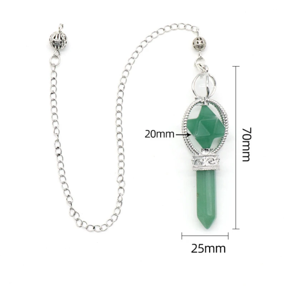 Un pendentif vert avec une chaîne