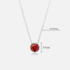 Un collier avec une gemme rouge