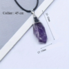 Un collier avec un cristal violet dessus