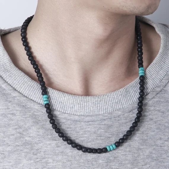 Collier en perles de pierre de lave noire 4